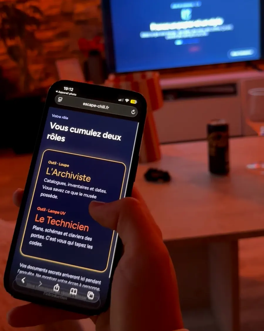 Carte de rôle secrète sur l'écran d'un téléphone