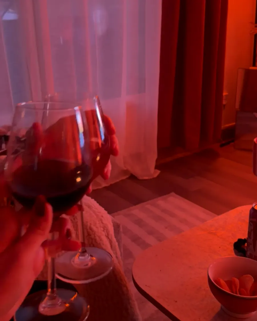 Deux verres de vin qui trinquent devant la télé