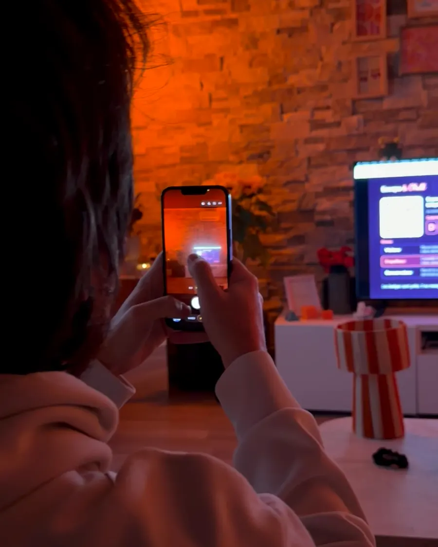 Un joueur scanne avec son téléphone le QR code affiché sur la télé